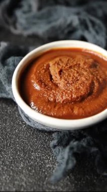 Japon yemeği pişirmek için Miso macunu kalın soya fasulyesi ezmesi. Lezzetli aperatifler. Sofrada taze gurme yemek.