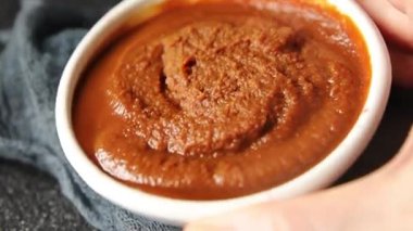 Japon yemeği pişirmek için Miso macunu kalın soya fasulyesi ezmesi. Lezzetli aperatifler. Sofrada taze gurme yemek.