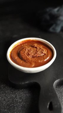 Japon yemeği pişirmek için Miso macunu kalın soya fasulyesi ezmesi. Lezzetli aperatifler. Sofrada taze gurme yemek.