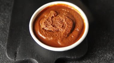 Japon yemeği pişirmek için Miso macunu kalın soya fasulyesi ezmesi. Lezzetli aperatifler. Sofrada taze gurme yemek.