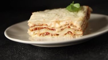 Lasagna bolonez bchamel sosu, et, peynir ikinci yemek lezzetli aperatif taze lezzetli gurme yemek arkaplanı masa rustik gıdanın üstünde fotokopi alanı