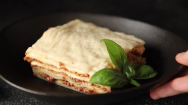 Lasagna bolonez bchamel sosu, et, peynir ikinci yemek lezzetli aperatif taze lezzetli gurme yemek arkaplanı masa rustik gıdanın üstünde fotokopi alanı