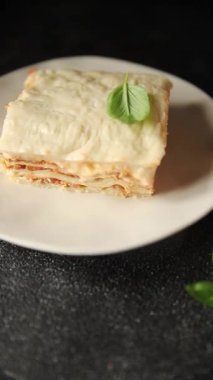 Lasagna bolonez bchamel sosu, et, peynir ikinci yemek lezzetli aperatif taze lezzetli gurme yemek arkaplanı masa rustik gıdanın üstünde fotokopi alanı