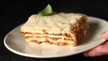 Lasagna bolonez bchamel sosu, et, peynir ikinci yemek lezzetli aperatif taze lezzetli gurme yemek arkaplanı masa rustik gıdanın üstünde fotokopi alanı