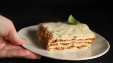 Lasagna bolonez bchamel sosu, et, peynir ikinci yemek lezzetli aperatif taze lezzetli gurme yemek arkaplanı masa rustik gıdanın üstünde fotokopi alanı