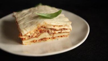Lasagna bolonez bchamel sosu, et, peynir ikinci yemek lezzetli aperatif taze lezzetli gurme yemek arkaplanı masa rustik gıdanın üstünde fotokopi alanı