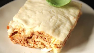 Lasagna bolonez bchamel sosu, et, peynir ikinci yemek lezzetli aperatif taze lezzetli gurme yemek arkaplanı masa rustik gıdanın üstünde fotokopi alanı