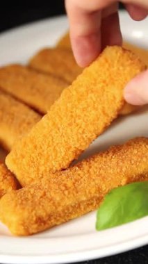 Balık kroket, deniz ürünleri, kıyma, ikinci tabak, lezzetli aperatif, gurme, yemek, masa, kırsal yemek, fotokopi, pezetarya diyeti.