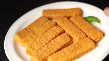 Balık kroket, deniz ürünleri, kıyma, ikinci tabak, lezzetli aperatif, gurme, yemek, masa, kırsal yemek, fotokopi, pezetarya diyeti.