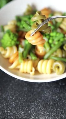 Trottole makarna sebzeler yeşil bezelye, yeşil fasulye, kohlrabi lahanası, brokoli ikinci tabak lezzetli çerez taze gurme yemek arka planı masada rustik gıda üst görünüm alanı