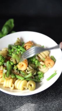 Trottole makarna sebzeler yeşil bezelye, yeşil fasulye, kohlrabi lahanası, brokoli ikinci tabak lezzetli çerez taze gurme yemek arka planı masada rustik gıda üst görünüm alanı