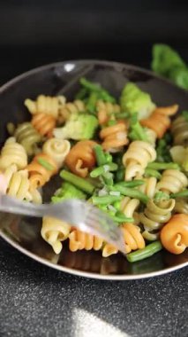 Trottole makarna sebzeler yeşil bezelye, yeşil fasulye, kohlrabi lahanası, brokoli ikinci tabak lezzetli çerez taze gurme yemek arka planı masada rustik gıda üst görünüm alanı