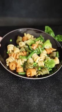 Trottole makarna sebzeler yeşil bezelye, yeşil fasulye, kohlrabi lahanası, brokoli ikinci tabak lezzetli çerez taze gurme yemek arka planı masada rustik gıda üst görünüm alanı