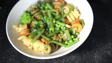 Trottole makarna sebzeler yeşil bezelye, yeşil fasulye, kohlrabi lahanası, brokoli ikinci tabak lezzetli çerez taze gurme yemek arka planı masada rustik gıda üst görünüm alanı