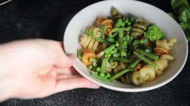 Trottole makarna sebzeler yeşil bezelye, yeşil fasulye, kohlrabi lahanası, brokoli ikinci tabak lezzetli çerez taze gurme yemek arka planı masada rustik gıda üst görünüm alanı