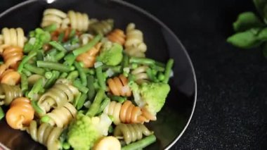 Trottole makarna sebzeler yeşil bezelye, yeşil fasulye, kohlrabi lahanası, brokoli ikinci tabak lezzetli çerez taze gurme yemek arka planı masada rustik gıda üst görünüm alanı