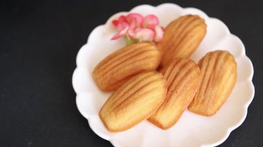 Madeleine kurabiyeleri tatlı tatlı Fransız tatlıları lezzetli aperatifler taze gurme yemek arkaplanı masanın kırsal kesiminde fotokopi alanı