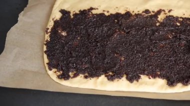 Çiğ çörekler haşlanmış hamur hamuru tatlı tatlı tatlı tatlı çerezler taze gurme yemek arka planı masa rustik üst görünüm fotokopi alanı