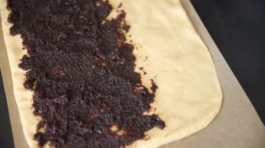 Çiğ çörekler haşlanmış hamur hamuru tatlı tatlı tatlı tatlı çerezler taze gurme yemek arka planı masa rustik üst görünüm fotokopi alanı