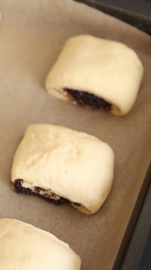 Çiğ çörekler haşlanmış hamur hamuru tatlı tatlı tatlı tatlı çerezler taze gurme yemek arka planı masa rustik üst görünüm fotokopi alanı