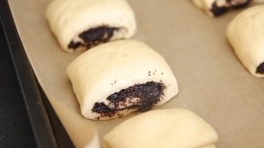 Çiğ çörekler haşlanmış hamur hamuru tatlı tatlı tatlı tatlı çerezler taze gurme yemek arka planı masa rustik üst görünüm fotokopi alanı