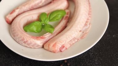 Çiğ kaya yılanbalığı balığı balığı, somon balığı, deniz ürünleri, küçük benekli kedi balığı, lezzetli çerez, lezzetli gurme yemek arka planı, masanın kırsal kesiminde, fotokopi alanı, pesseeter diyeti.