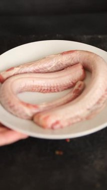 Çiğ kaya yılanbalığı balığı balığı, somon balığı, deniz ürünleri, küçük benekli kedi balığı, lezzetli çerez, lezzetli gurme yemek arka planı, masanın kırsal kesiminde, fotokopi alanı, pesseeter diyeti.