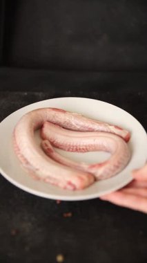 Çiğ kaya yılanbalığı balığı balığı, somon balığı, deniz ürünleri, küçük benekli kedi balığı, lezzetli çerez, lezzetli gurme yemek arka planı, masanın kırsal kesiminde, fotokopi alanı, pesseeter diyeti.