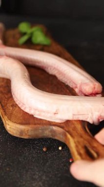 Çiğ kaya yılanbalığı balığı balığı, somon balığı, deniz ürünleri, küçük benekli kedi balığı, lezzetli çerez, lezzetli gurme yemek arka planı, masanın kırsal kesiminde, fotokopi alanı, pesseeter diyeti.