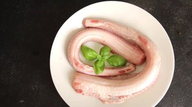 Çiğ kaya yılanbalığı balığı balığı, somon balığı, deniz ürünleri, küçük benekli kedi balığı, lezzetli çerez, lezzetli gurme yemek arka planı, masanın kırsal kesiminde, fotokopi alanı, pesseeter diyeti.