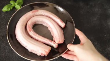 Çiğ kaya yılanbalığı balığı balığı, somon balığı, deniz ürünleri, küçük benekli kedi balığı, lezzetli çerez, lezzetli gurme yemek arka planı, masanın kırsal kesiminde, fotokopi alanı, pesseeter diyeti.