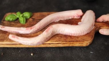 Çiğ kaya yılanbalığı balığı balığı, somon balığı, deniz ürünleri, küçük benekli kedi balığı, lezzetli çerez, lezzetli gurme yemek arka planı, masanın kırsal kesiminde, fotokopi alanı, pesseeter diyeti.