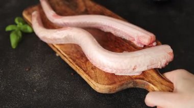 Çiğ kaya yılanbalığı balığı balığı, somon balığı, deniz ürünleri, küçük benekli kedi balığı, lezzetli çerez, lezzetli gurme yemek arka planı, masanın kırsal kesiminde, fotokopi alanı, pesseeter diyeti.