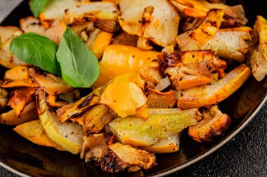 Izgara kabak, sıcak salata, sebze, doğal ürün, lezzetli yiyecek, lezzetli gurme, arka plan, masa, kırsal manzaralı fotokopi, fotokopi alanı, vejetaryen paleo diyeti ve vejetaryen yemekleri.