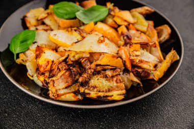 Izgara kabak, sıcak salata, sebze, doğal ürün, lezzetli yiyecek, lezzetli gurme, arka plan, masa, kırsal manzaralı fotokopi, fotokopi alanı, vejetaryen paleo diyeti ve vejetaryen yemekleri.