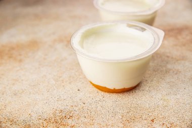 Yoğurt ya da gökyüzü doğal süt ürünleri laktozsuz doğal ürün lezzetli çerez lezzetli gurme yemek arkaplan masa rustik üst görünüm kopyalama alanı üzerinde