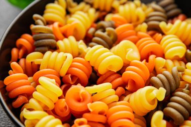 makarna trottole üç renkli makarna sarmalı bükülmüş İtalyan yemeği lezzetli çerez lezzetli gurme yemek arkaplan masa üzerinde rustik üst görünüm fotokopi alanı vegan ve vejetaryen gıda