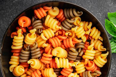 makarna trottole üç renkli makarna sarmalı bükülmüş İtalyan yemeği lezzetli çerez lezzetli gurme yemek arkaplan masa üzerinde rustik üst görünüm fotokopi alanı vegan ve vejetaryen gıda