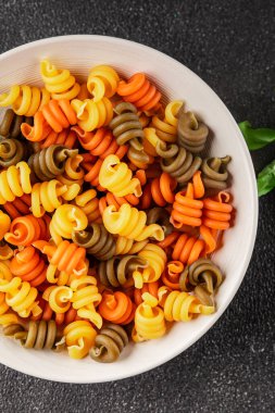 makarna trottole üç renkli makarna sarmalı bükülmüş İtalyan yemeği lezzetli çerez lezzetli gurme yemek arkaplan masa üzerinde rustik üst görünüm fotokopi alanı vegan ve vejetaryen gıda
