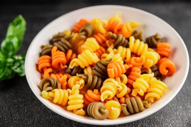 makarna trottole üç renkli makarna sarmalı bükülmüş İtalyan yemeği lezzetli çerez lezzetli gurme yemek arkaplan masa üzerinde rustik üst görünüm fotokopi alanı vegan ve vejetaryen gıda