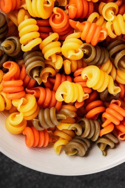 makarna trottole üç renkli makarna sarmalı bükülmüş İtalyan yemeği lezzetli çerez lezzetli gurme yemek arkaplan masa üzerinde rustik üst görünüm fotokopi alanı vegan ve vejetaryen gıda