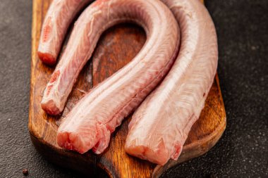 Çiğ kaya yılanbalığı balığı balığı, somon balığı, deniz ürünleri, küçük benekli kedi balığı, lezzetli çerez, lezzetli gurme yemek arka planı, masanın kırsal kesiminde, fotokopi alanı, pesseeter diyeti.