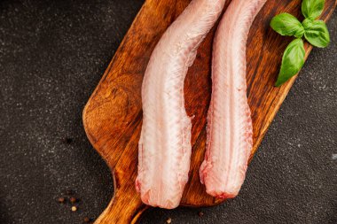 Çiğ kaya yılanbalığı balığı balığı, somon balığı, deniz ürünleri, küçük benekli kedi balığı, lezzetli çerez, lezzetli gurme yemek arka planı, masanın kırsal kesiminde, fotokopi alanı, pesseeter diyeti.