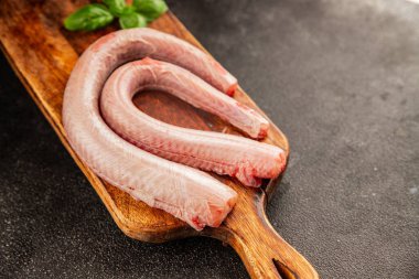 Çiğ kaya yılanbalığı balığı balığı, somon balığı, deniz ürünleri, küçük benekli kedi balığı, lezzetli çerez, lezzetli gurme yemek arka planı, masanın kırsal kesiminde, fotokopi alanı, pesseeter diyeti.