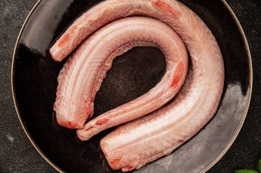 Çiğ kaya yılanbalığı balığı balığı, somon balığı, deniz ürünleri, küçük benekli kedi balığı, lezzetli çerez, lezzetli gurme yemek arka planı, masanın kırsal kesiminde, fotokopi alanı, pesseeter diyeti.