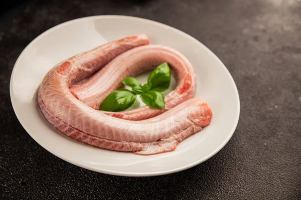 Çiğ kaya yılanbalığı balığı balığı, somon balığı, deniz ürünleri, küçük benekli kedi balığı, lezzetli çerez, lezzetli gurme yemek arka planı, masanın kırsal kesiminde, fotokopi alanı, pesseeter diyeti.