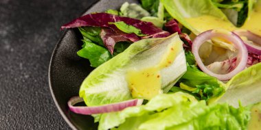 Hindiba salatası yeşil yaprak karışımı sebzeler... doğal ürün... lezzetli yemek... lezzetli gurme yemek... masanın üstünde... kırsal üst görünüm... fotokopi alanı... keto ve paleo diyet vegan ve vejetaryen yiyecekler.