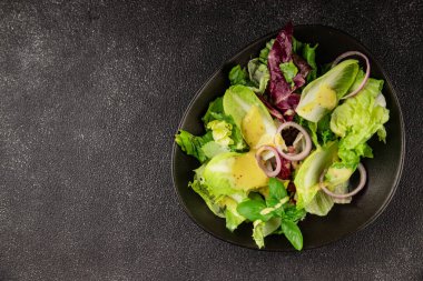 Hindiba salatası yeşil yaprak karışımı sebzeler... doğal ürün... lezzetli yemek... lezzetli gurme yemek... masanın üstünde... kırsal üst görünüm... fotokopi alanı... keto ve paleo diyet vegan ve vejetaryen yiyecekler.