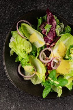 Hindiba salatası yeşil yaprak karışımı sebzeler... doğal ürün... lezzetli yemek... lezzetli gurme yemek... masanın üstünde... kırsal üst görünüm... fotokopi alanı... keto ve paleo diyet vegan ve vejetaryen yiyecekler.