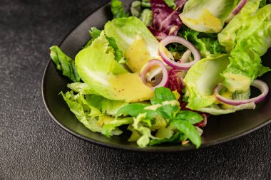 Hindiba salatası yeşil yaprak karışımı sebzeler... doğal ürün... lezzetli yemek... lezzetli gurme yemek... masanın üstünde... kırsal üst görünüm... fotokopi alanı... keto ve paleo diyet vegan ve vejetaryen yiyecekler.